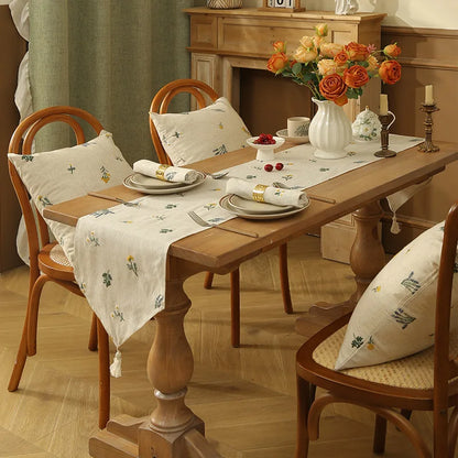 Chemin de table brodé à fleurs