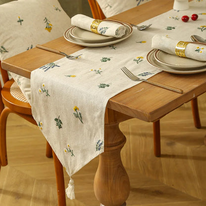Chemin de table brodé à fleurs