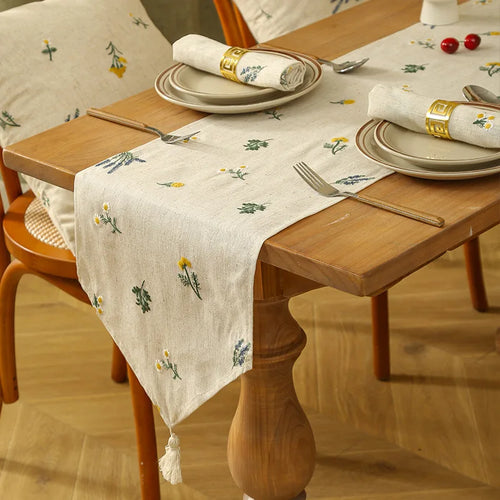 Chemin de table brodé à fleurs