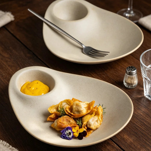 Plato de cerámica para dumplings con compartimento para salsa