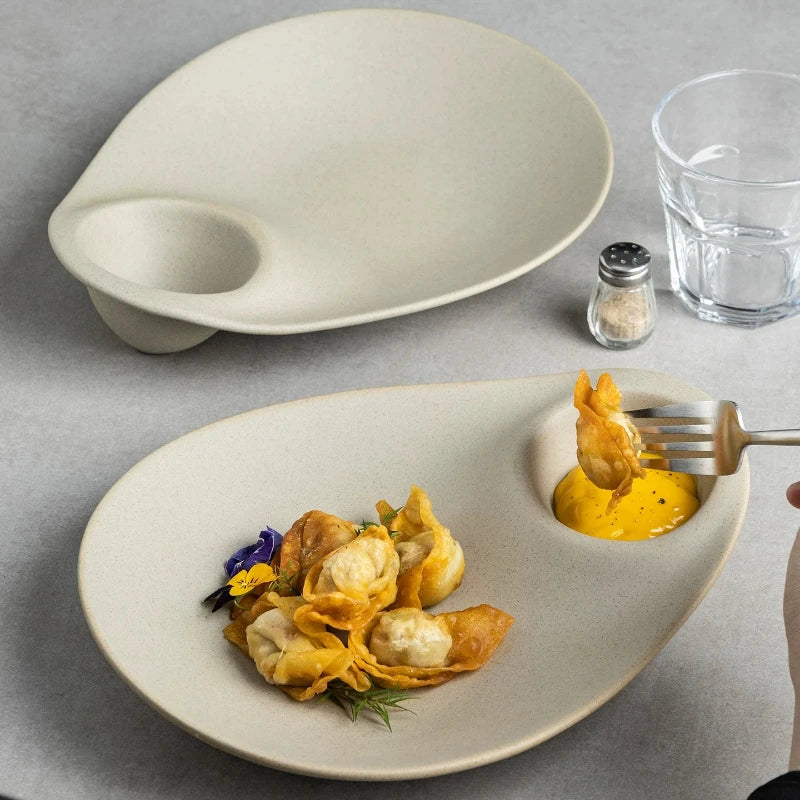 Plato de cerámica para dumplings con compartimento para salsa