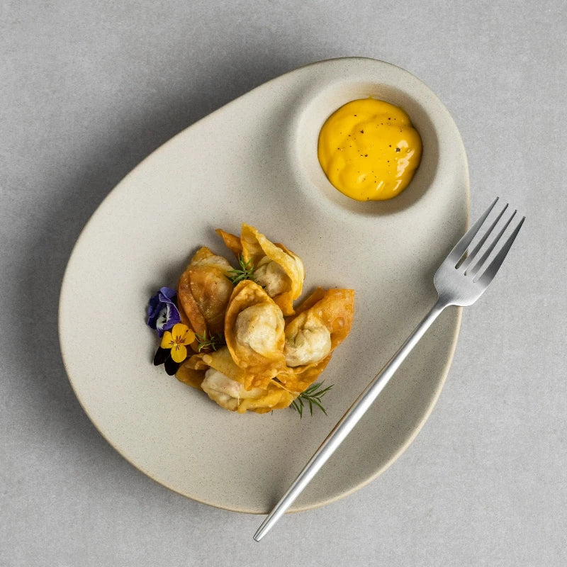 Plato de cerámica para dumplings con compartimento para salsa