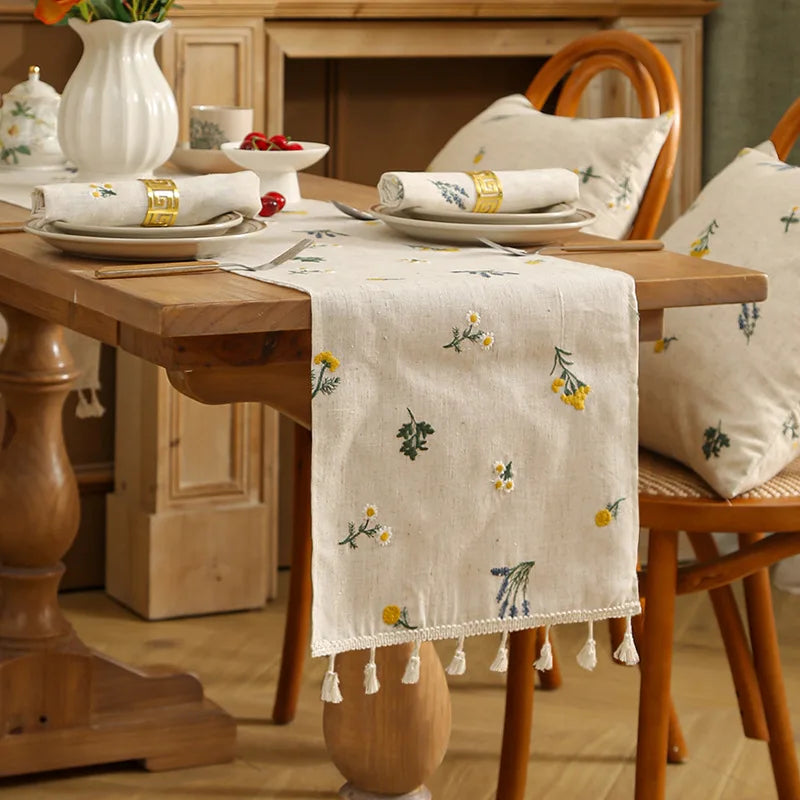 Chemin de table brodé à fleurs